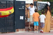 Икер Касильяс и Сара Карбонеро - seen out in Madrid (2012.07.03.) (16xHQ) 015a7b201210271